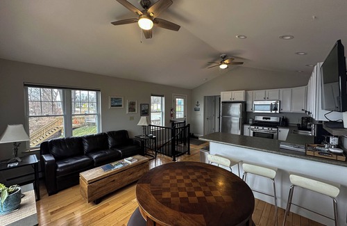 Malletts Bay Casa | Harbor View Lakehouse