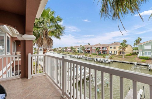 Laguna Vista Casa | Harborside Townhome in Laguna Vista on the Canal