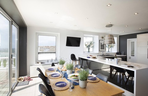 Folkestone Casa | Harbour Heights by Bloom Stays - a holiday let that sleeps 6 guests in 3 bedrooms