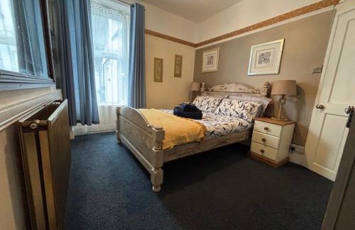 Brixham Apartamento | Harbour View Ground Floor Flat with Private Parking, only 5 Mins walk to harbour