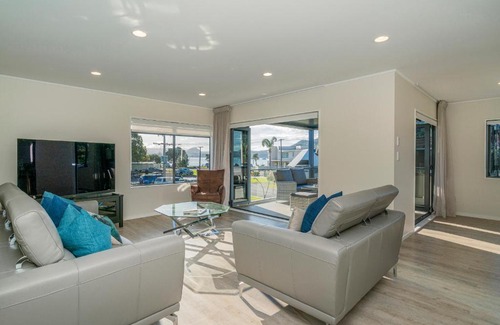 Whangamata Casa | Harbour View - Whangamata Holiday Home