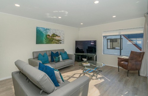 Whangamata Casa | Harbour View - Whangamata Holiday Home