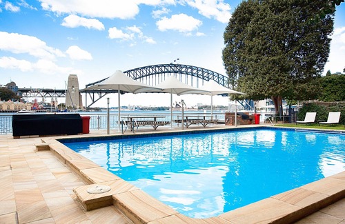 McMahons Point Apartamento | Acogedor apartamento junto al puerto con piscina con vistas al puente