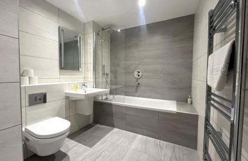 Redcliffe Apartamento | Harbourside Haven - One Bed Apartment with Balcony