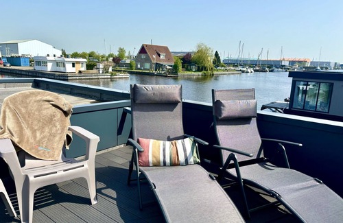 Woudsend Casa | Harboursuite Woudsend incl. motorboot by Interhome