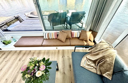 Woudsend Casa | Harboursuite Woudsend incl. motorboot by Interhome