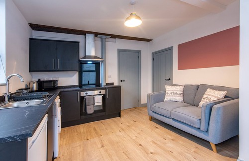 Newark Apartamento | Harcourt 1A: 2BR Flat with Parking in Newark