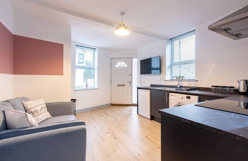 Newark Apartamento | Harcourt 1A: 2BR Flat with Parking in Newark
