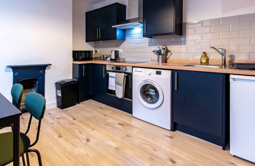 Newark Apartamento | Harcourt 1B: 2BR Flat with Parking in Newark