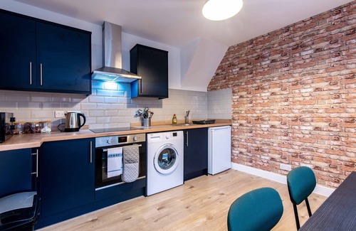 Newark Apartamento | Harcourt 1B: 2BR Flat with Parking in Newark
