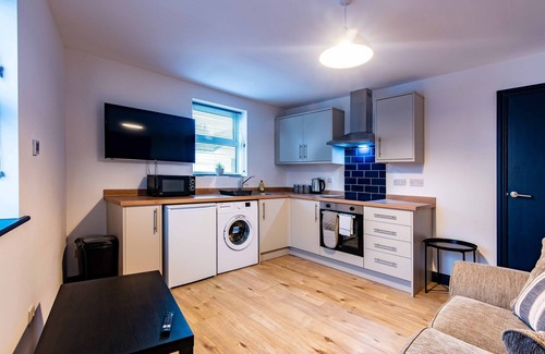 Newark Apartamento | Harcourt 1D: 2BR Flat with Parking in Newark
