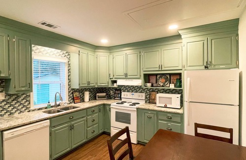 Helen Casa | Hard Rock Haus: pet-friendly 2-bed bungalow just a rollin’ stone from Helen!