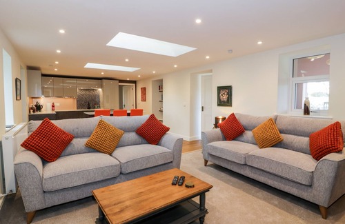 Castle Douglas Casa | HARDHILLS COTTAGE, family friendly, with hot tub in Castle Douglas