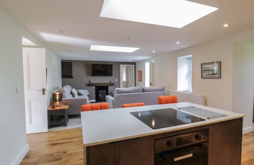 Castle Douglas Casa | HARDHILLS COTTAGE, family friendly, with hot tub in Castle Douglas