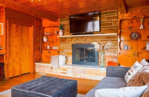Lakeside Casa | Harding Lakeside Getaway| 8 bedroom sleeps 16!