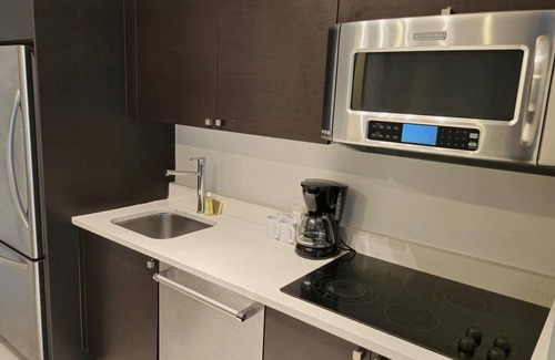 Doral Condominio | Hardrock Stadium, Convenient XL Studio, kitchen