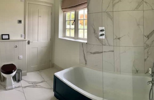 Rendcomb Cabaña | Hare's Lodge, a modern cosy Cotswolds retreat with lovely views