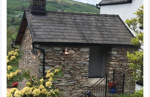 Llandrillo Cama Y Desayuno | Hares Hideaway at Coed Moelfa