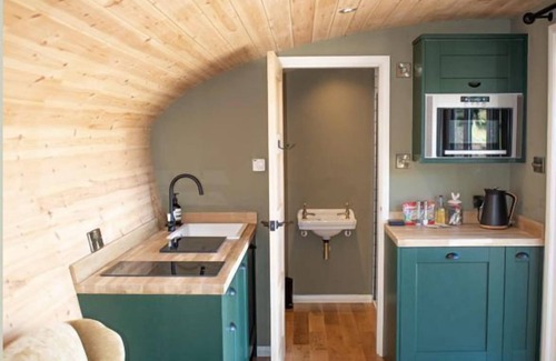 Foolow Cabina | Hare’s Retreat - ( Middle Cabin ) - sleeps 2 guests in 1 bedroom