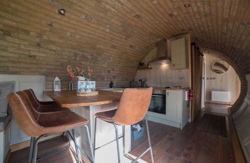 Rhayader Cabaña | HARES VIEW, pet friendly, character holiday cottage in Rhayader