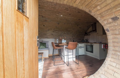 Rhayader Cabaña | HARES VIEW, pet friendly, character holiday cottage in Rhayader