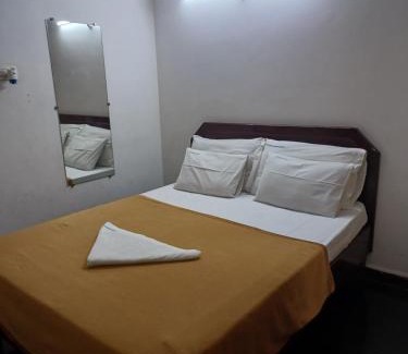 Tirupati Apartamento | Haritha Apartments, Helpful Staff, Near Bus & Railway Station, Geyser, TV, Best priced Family-Only Apartments in Tirupati, Big Families, Groups Welcome
