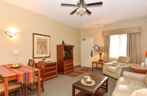 National Gardens Condominio | Harley Retreat Close to Beach, Onsite Pool, WiFi