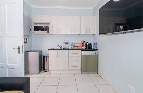 Greater Johannesburg Metropolitan Area Cabaña | Harmony Apartment: Stylish 1-Bedroom in Parkmore with Uninterrupted Solar Power
