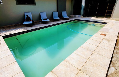 Greater Johannesburg Metropolitan Area Cabaña | Harmony Apartment: Stylish 1-Bedroom in Parkmore with Uninterrupted Solar Power