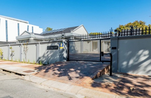 Greater Johannesburg Metropolitan Area Cabaña | Harmony Apartment: Stylish 1-Bedroom in Parkmore with Uninterrupted Solar Power