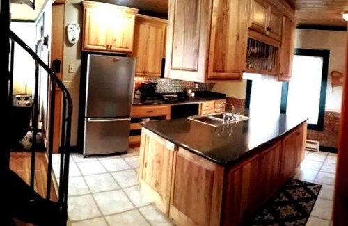 Sanford Cabaña | Harmony Haven, a small town cottage retreat, large garden and outdoor adventure.