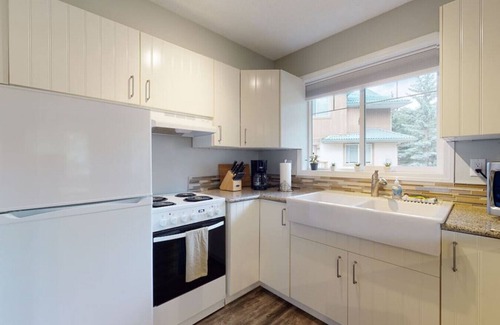 Harvie Heights Casa | HARMONY HEIGHTS - TWO LEVEL TOWNHOUSE - HOT TUB & FIRE PIT