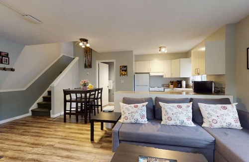 Harvie Heights Casa | HARMONY HEIGHTS - TWO LEVEL TOWNHOUSE - HOT TUB & FIRE PIT