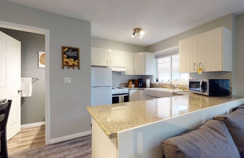 Harvie Heights Casa | HARMONY HEIGHTS - TWO LEVEL TOWNHOUSE - HOT TUB & FIRE PIT
