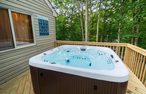 Bushkill Casa | Harmony Hill Stylish 4bd Mountain Retreat, Hot Tub, Games