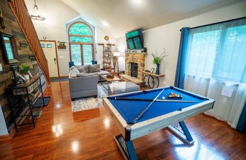 Bushkill Casa | Harmony Hill Stylish 4bd Mountain Retreat, Hot Tub, Games