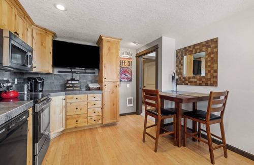 Alfalfa Casa | Harmony Hills, Couple's Retreat in Bend! Pets OK!