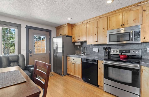 Alfalfa Casa | Harmony Hills, Couple's Retreat in Bend! Pets OK!