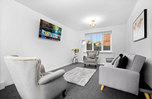 Tipton Casa | Harmony House 3 Bedroom New Build for Families, Contractors, Black Country Museum Sleeps 6