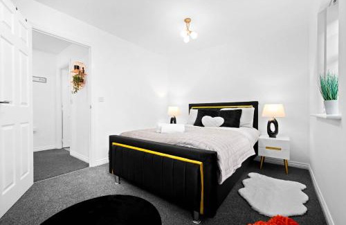 Tipton Casa | Harmony House 3 Bedroom New Build for Families, Contractors, Black Country Museum Sleeps 6