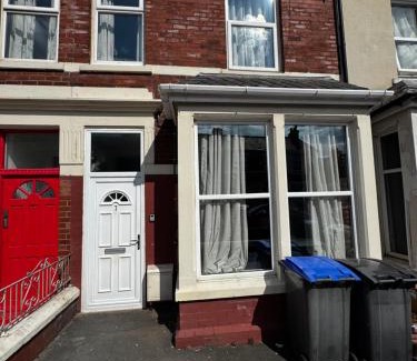 Blackpool Casa | Harmony House - Close to Blackpool FC - Excellent Transport Links - Sleeps up to 6