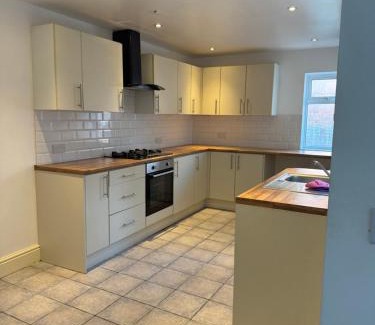 Blackpool Casa | Harmony House - Close to Blackpool FC - Excellent Transport Links - Sleeps up to 6
