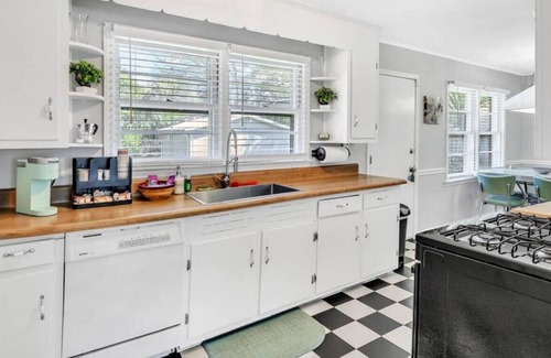 Dunean Casa | Harmony Lane~ Retro-Inspired Home 3 Mi to DT GVL!
