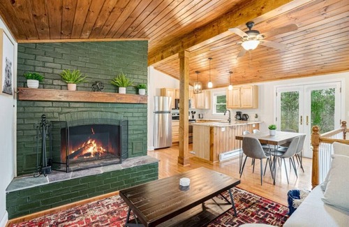 Millville Chalet De Esquí | Harpers Ferry Cabin: Hot Tub, Deck, Fire Pit, WiFI