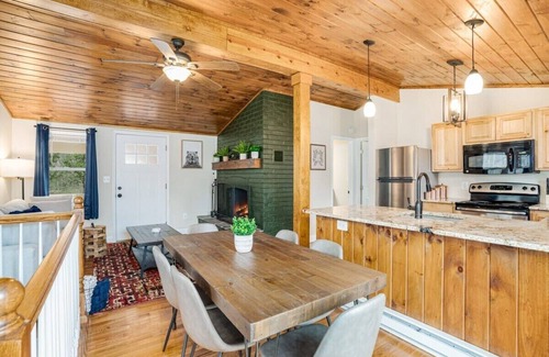 Millville Chalet De Esquí | Harpers Ferry Cabin: Hot Tub, Deck, Fire Pit, WiFI