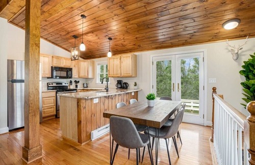 Millville Chalet De Esquí | Harpers Ferry Cabin: Hot Tub, Deck, Fire Pit, WiFI
