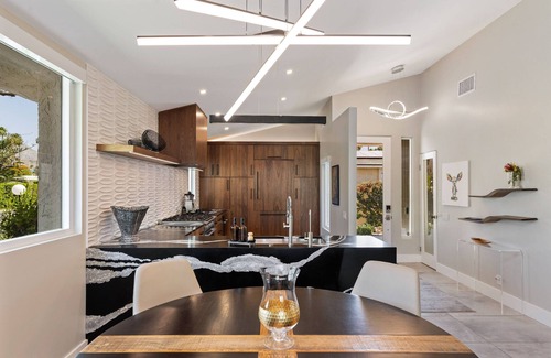 Canyon Corridor Condominio | Harriet's Hideaway Newly Renovated, Modern Luxury in South Palm Springs