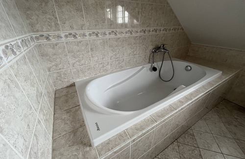 Zabehlice Condominio | Harrison Homes Apartment 02 - Spacious Apt in Quiet Residential Areann