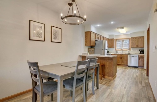 Lake Delton Condominio | Harrison's Hideaway at Tamarack - Great Location!