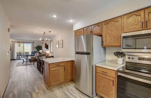 Lake Delton Condominio | Harrison's Hideaway at Tamarack - Great Location!